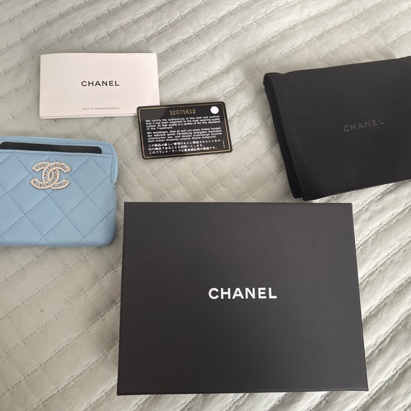 Chanel Zipped Square Card Holder - Picture 3 of 5